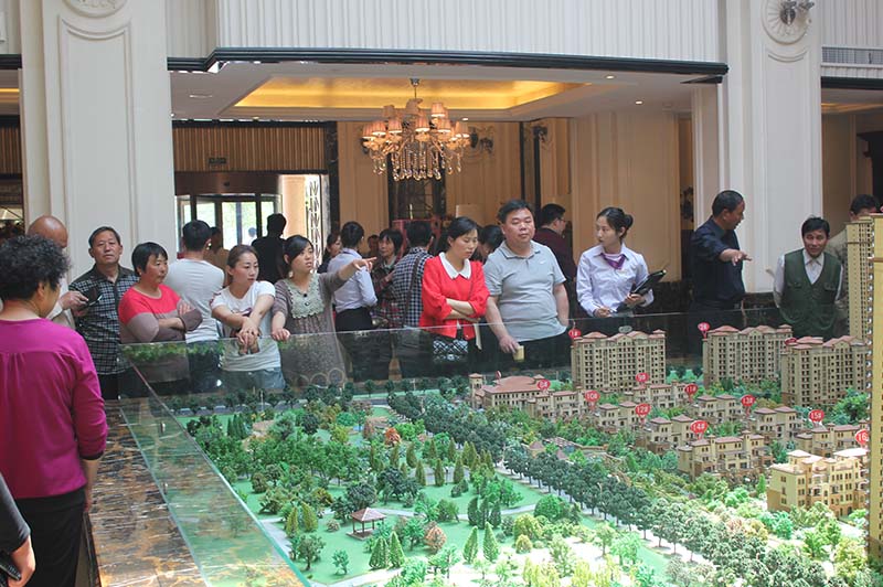 房天下友们观看名门城沙盘 名门城项目给本次看房团网友折扣价 网友们